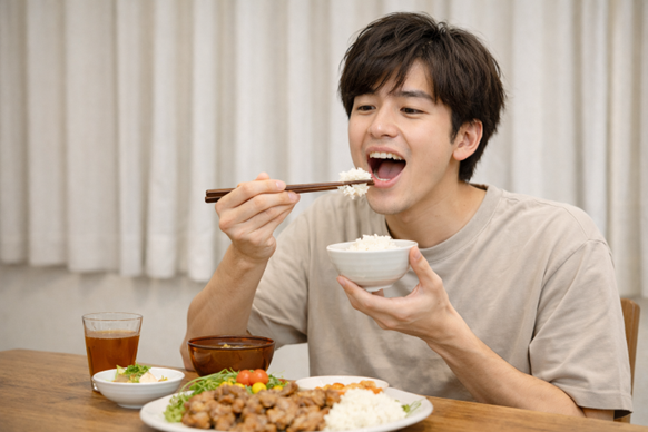 ご飯をおいしそうに食べる男性