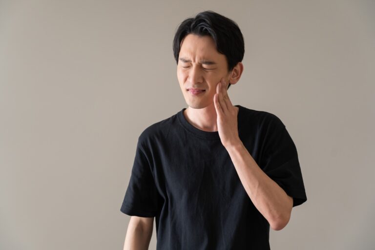 グラグラで自然に抜ける歯｜オールオン４治療で見た目と機能を回復！